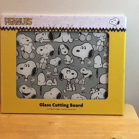 Peanuts Glass Cutting Board - Picture 4 of 13
